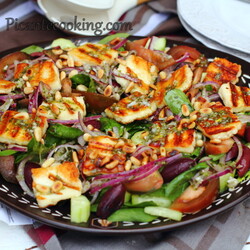 Салат зі смаженим сиром халумі під базиліковою заправкою