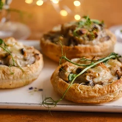 Жюльен в тарталетках с курицей и грибами, пошаговый рецепт с фото на 184 ккал