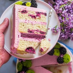 Бисквитный торт «Pinky» — торт с ягодами, начинкой и вкусным кремом