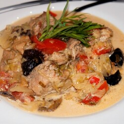 Тушеная свинина с черносливом