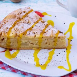 Заливной яблочный пирог с корицей и тонким цитрусовым ароматом - Лайфхакер