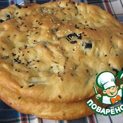 Фокачча с маслинами и чесноком