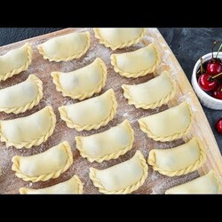 Идеальное ТЕСТО для ВАРЕНИКОВ / ПЕЛЬМЕНЕЙ ☆ Лепим ВАРЕНИКИ с ВИШНЕЙ