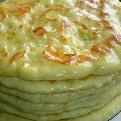 Хачапури по-тбилисскиИнгредиенты:-Мука пшеничная 3 стакана-Кефир — Книга рецептов