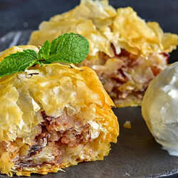 Спанакопита + штрудель + яблоки в тесте Фило.