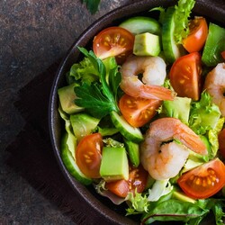 12 ярких салатов с авокадо для тех, кто любит вкусно поесть