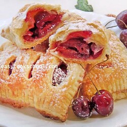 Слойки с вишней из слоеного теста