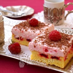 Бисквитное пирожное с малиной и сливками