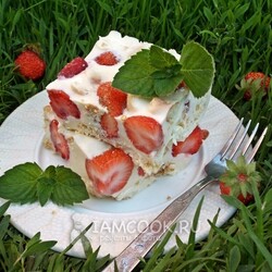 Сметанный десерт с клубникой и печеньем