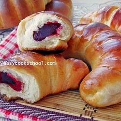 Рогалики с повидлом из дрожжевого теста