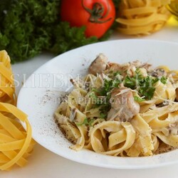 Фетучини с курицей и грибами в сливочном соусе