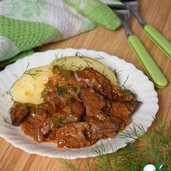 Куриная печень с маринованными огурцами