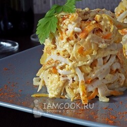 Салат с кальмарами и блинами