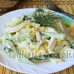 Салат с кальмарами, кукурузой и свежим огурцом