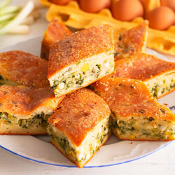 Заливной пирог с зеленым луком и яйцом