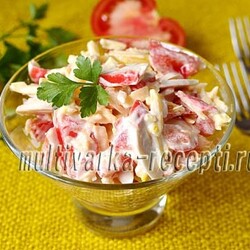 Салат с крабовыми палочками, помидорами, чесноком и сыром