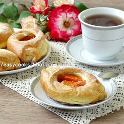 Слойки с абрикосами из слоеного теста