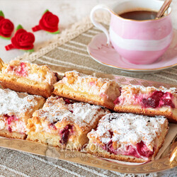 Тертый пирог с творогом и вишней