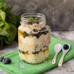 Ленивая овсянка с творогом в банке