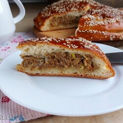 Дрожжевой пирог с мясом и луком