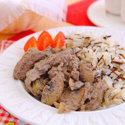 Куриная печень с грибами в сметане