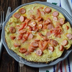 Омлет с сосисками и помидорами