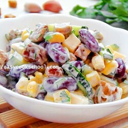 Салат с фасолью и сухариками