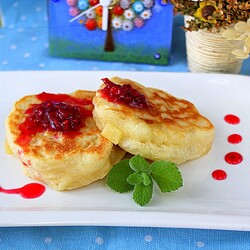 Оладьи с яблоком на дрожжах как в детском саду