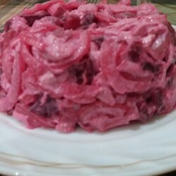 Салат с куриным филе и свеклой