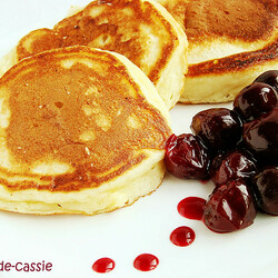 Творожные оладьи с вишневым соусом