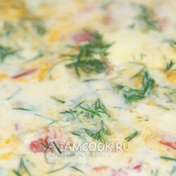 Омлет с помидорами, луком и укропом