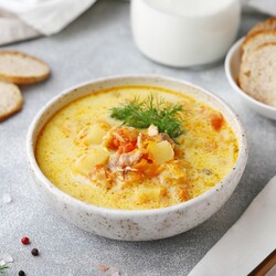 Суп с красной рыбой, томатами и сливками