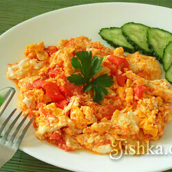 Яичница с помидорами