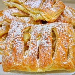 Слойки с яблоками из готового теста