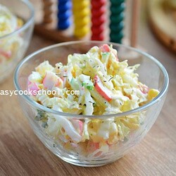 Салат с пекинской капустой и крабовыми палочками и кукурузой