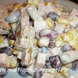 Салат с фасолью, ветчиной и сухариками