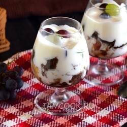 Слоеный десерт из йогурта с печеньем