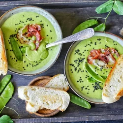 Зеленый суп из горошка с беконом