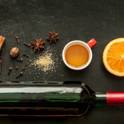 Горячие алкогольные напитки  — грог, белый глинтвейн, яблочный пунш, айриш-кофе, горячее пиво