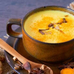 Что такое золотое молоко, и почему сегодня его пьют все мировые знаменитости