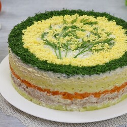 Слоёный салат мимоза с сыром и тунцом