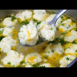 Суп куриный с творожными клецками.