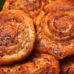 ШАНЕЖКИ ИЗ ТВОРОЖНОГО ТЕСТА С ФАРШЕМ