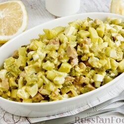 Рецепт: Салат из печени трески с яйцами, яблоком и солёным огурцом на RussianFood.com