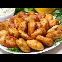 Жареные соленые огурцы с соусом алиоли.