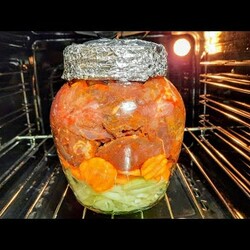 Говядина, мясо в банке в духовке, в горшке