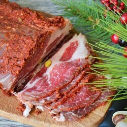 Свиная шейка вяленая с фисташками