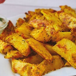 Вместо жарки обваливаем картофель в кляре и запекаем. Настолько вкусным его еще не готовили