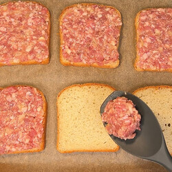 Кладем фарш на куски хлеба и ставим в духовку. Через 20 минут у нас готова закуска, которую можно подавать даже гостям