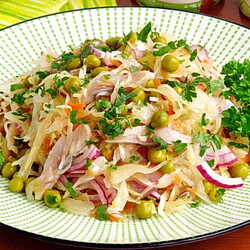 Салат из квашеной капусты с сельдью и горошком